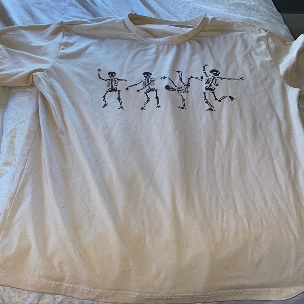 Skeleton tee 🗝️ super cute for fall🍁